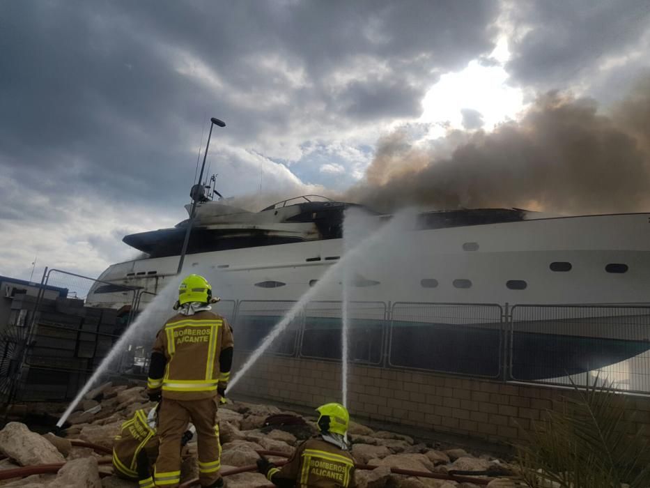 Arde un yate en el puerto pesquero de Alicante