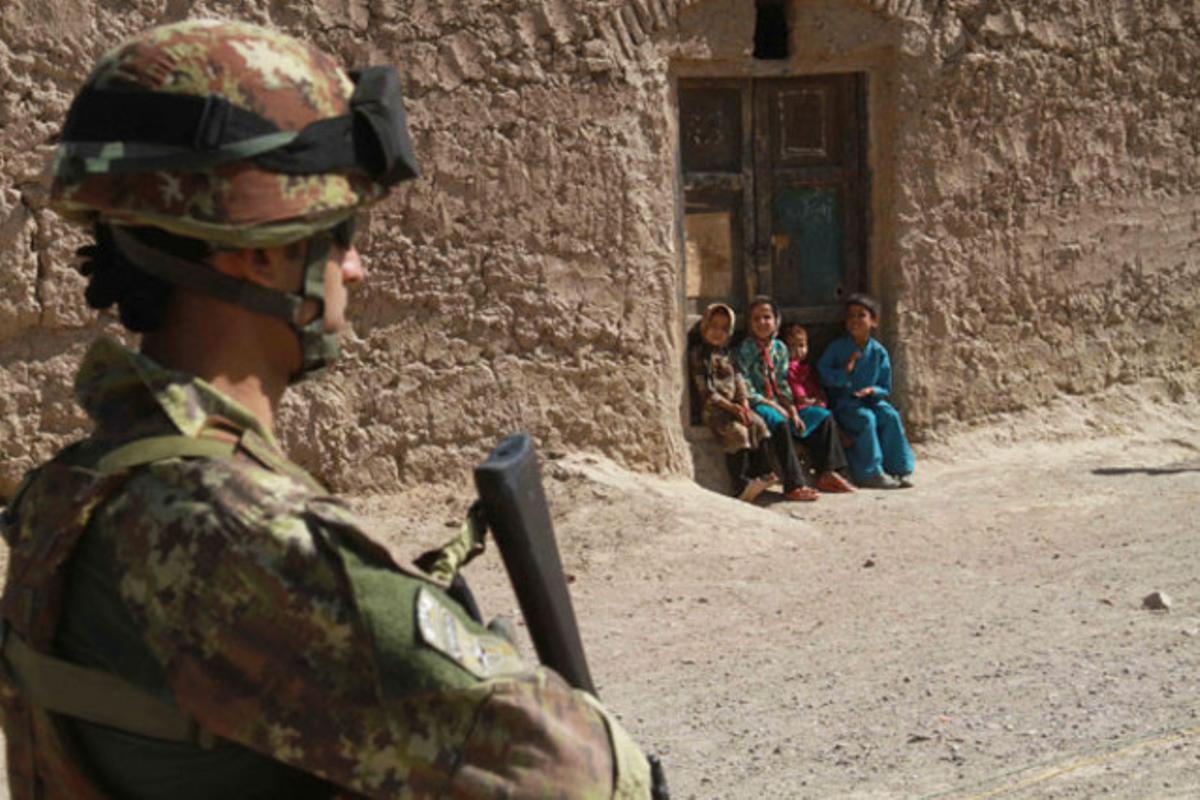 Un soldat italià sota mandat d’ISAF vigila el lloc on s’ha d’inaugurar una escola, fundada per l’Equip Provincial de Reconstrucció italià, avui, dimarts 26 de juliol de 2011 a Herat, Afganistan.