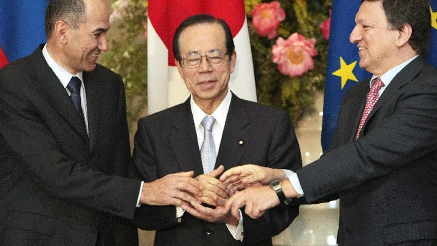 El presidente de la Comisión Europea, Jose Manuel Barroso (d); el primer ministro de Eslovenia, Janez Jansa (i) y el primer ministro de Japón, Yasuo Fukuda, posan  en Tokio, Japón, durante una sesión fotográfica antes de la Cumbre de la Unión Europea y Japón, en la residencia del primer ministro. EFE/ITSUO INOUYE / POOL