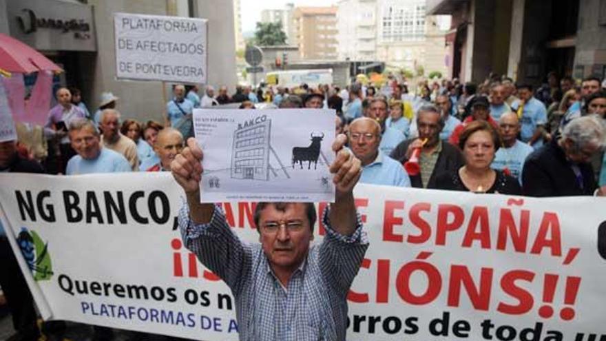 Manifestación de los afectados por las preferentes de Novagalicia Banco en Pontevedra.  // Gustavo Santos