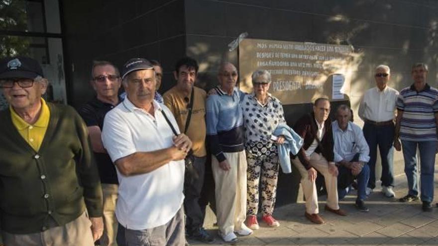 Los mayores que protestaron porque les han quitado los martes su sala habitual en el centro Garbinet.