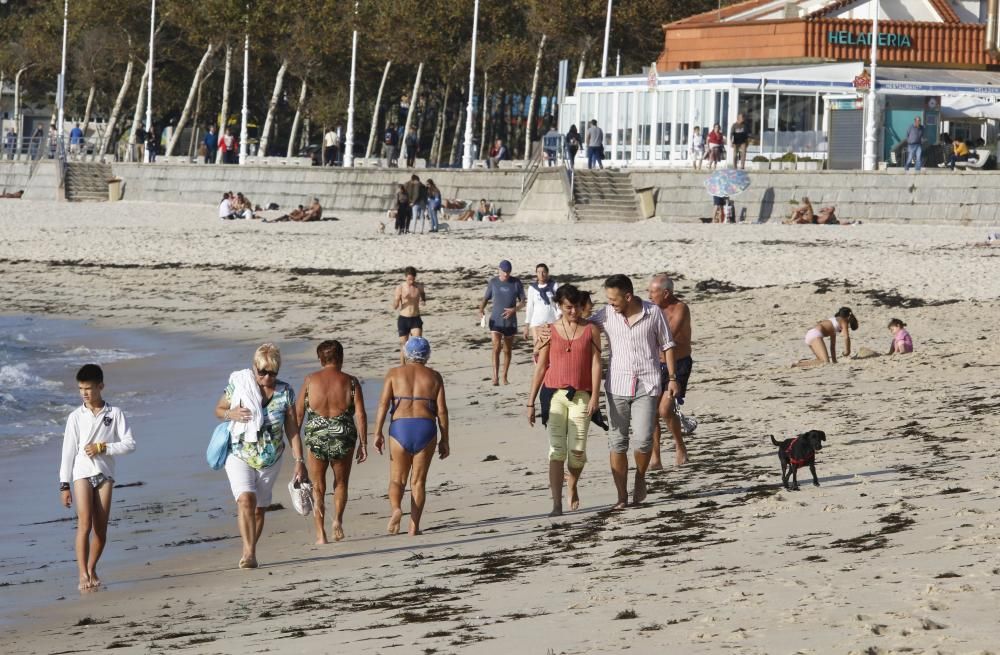 Aspecto de la playa de Samil, en Vigo, un día antes del festivo del 12 de octubre