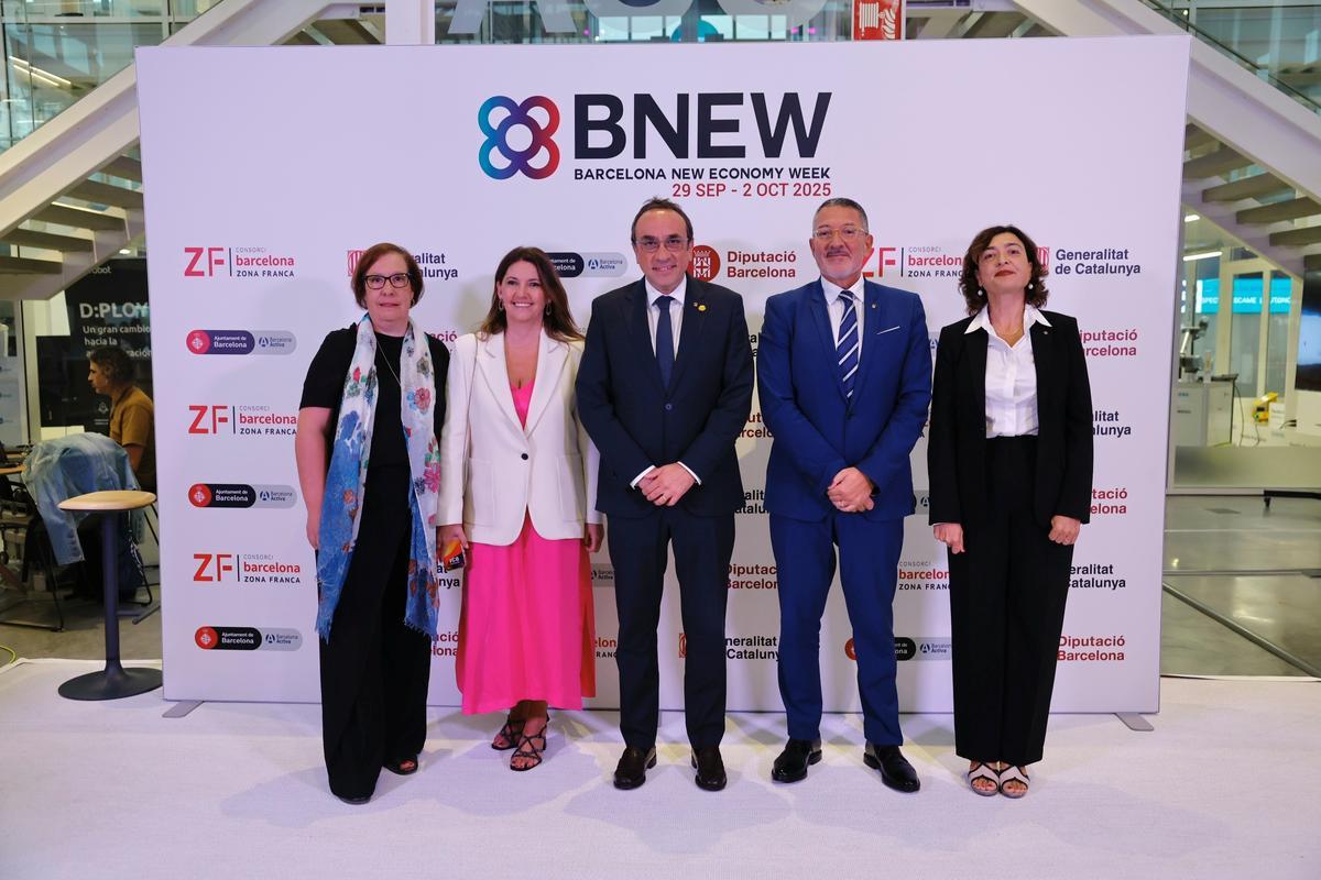 El acto inaugural de la Barcelona New Economy Week (BNEW 2025) ha contado con la participación del presidente del Parlamento de Cataluña, Josep Rull; el Conseller de Empresa y Trabajo de la Generalitat de Cataluña, Miquel Sàmper; la tenienta de alcalde en el Ayuntamiento de Barcelona, Raquel Gil; y la directora general del CZFB, Blanca Sorigué.