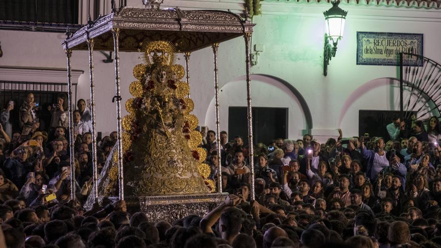 Suspendida la procesión de la Virgen del Rocío por una rotura en el paso