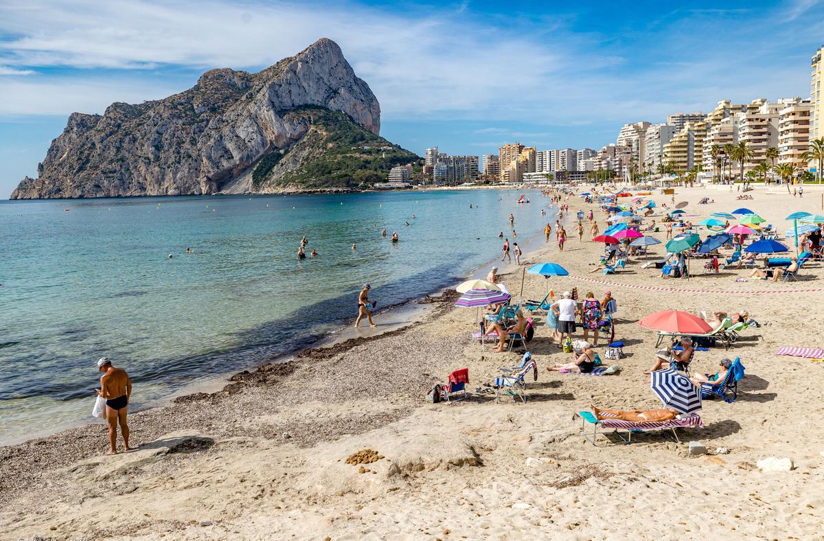 La playa de La Fossa de Calp, que el Ayuntamiento ha tenido que cerrar al baño esta mañana por la mala calidad del agua.