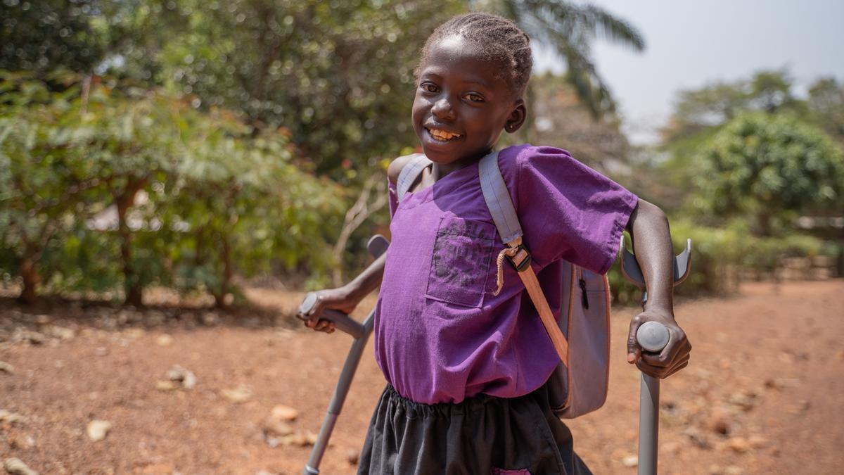 Esta niña de la República Centroafricana sí asiste a la escuela, algo que no pueden hacer el 30% de los menores con discapacidad del planeta.