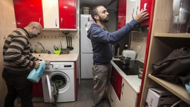 Germán Medrano, a la derecha, es propietario de un piso en San Blas y ha alquilado una habitación a uno de sus amigos.