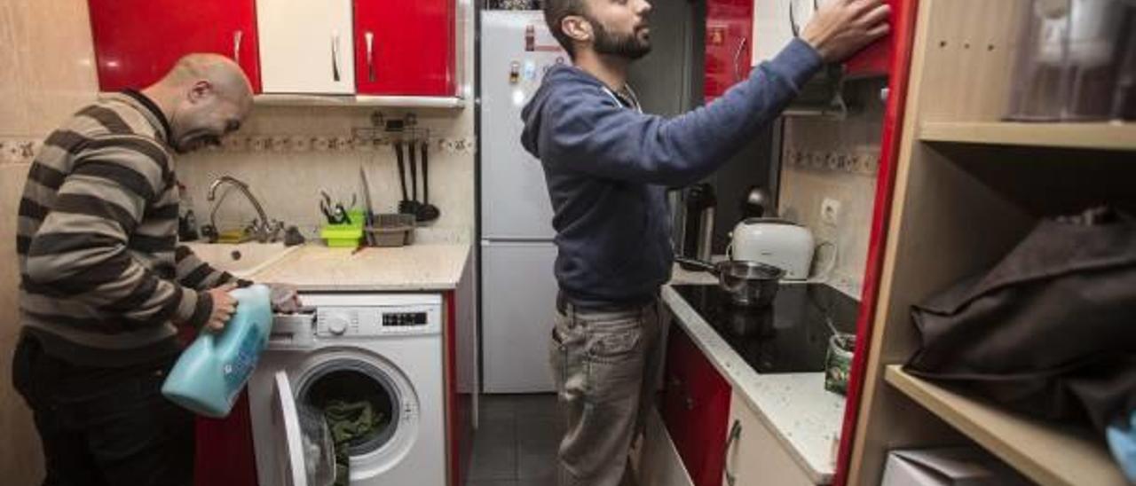 Germán Medrano, a la derecha, es propietario de un piso en San Blas y ha alquilado una habitación a uno de sus amigos.