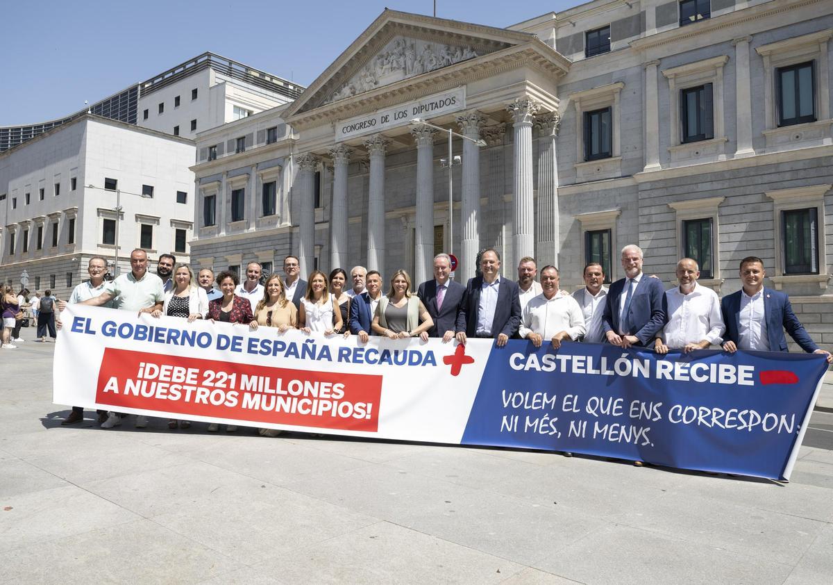 Reivindicación de cargos del PP de Castellón a las puertas del Congreso, en imagen de archivo.