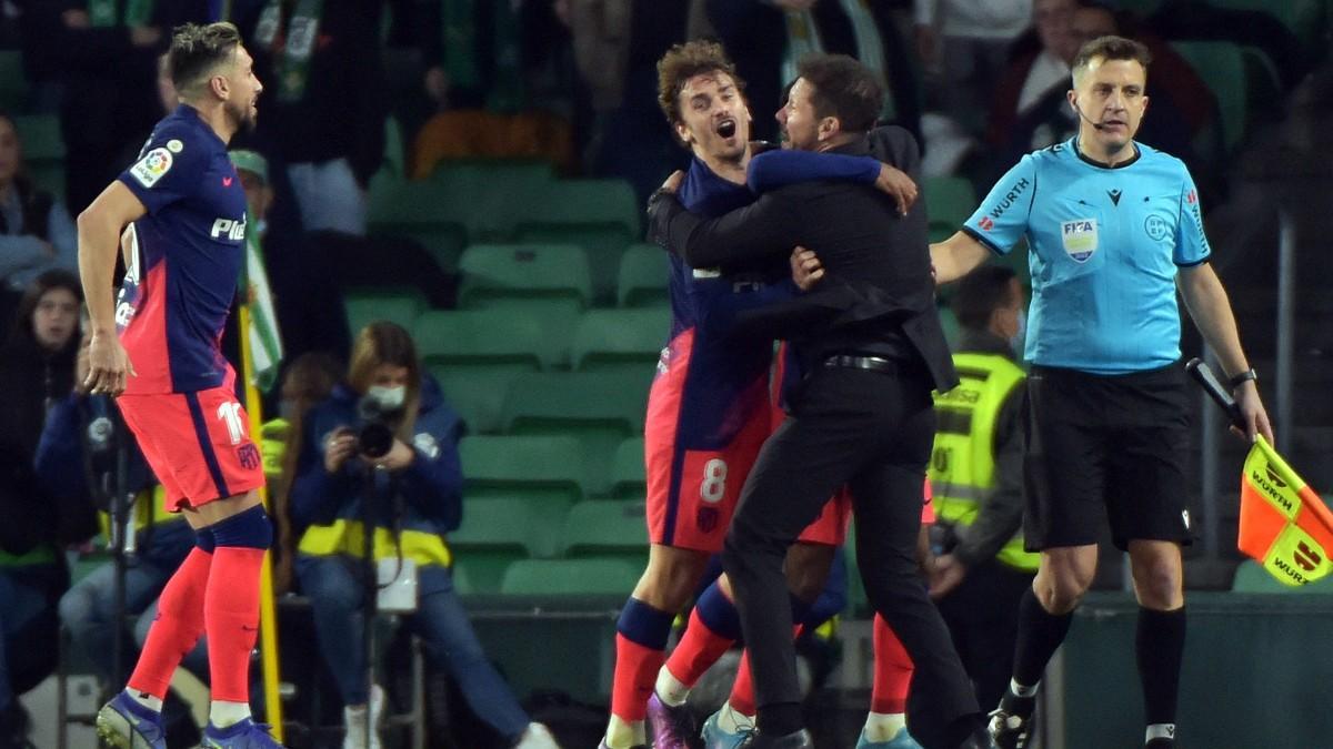 Simeone se abraza a Griezmann tras el 1-3