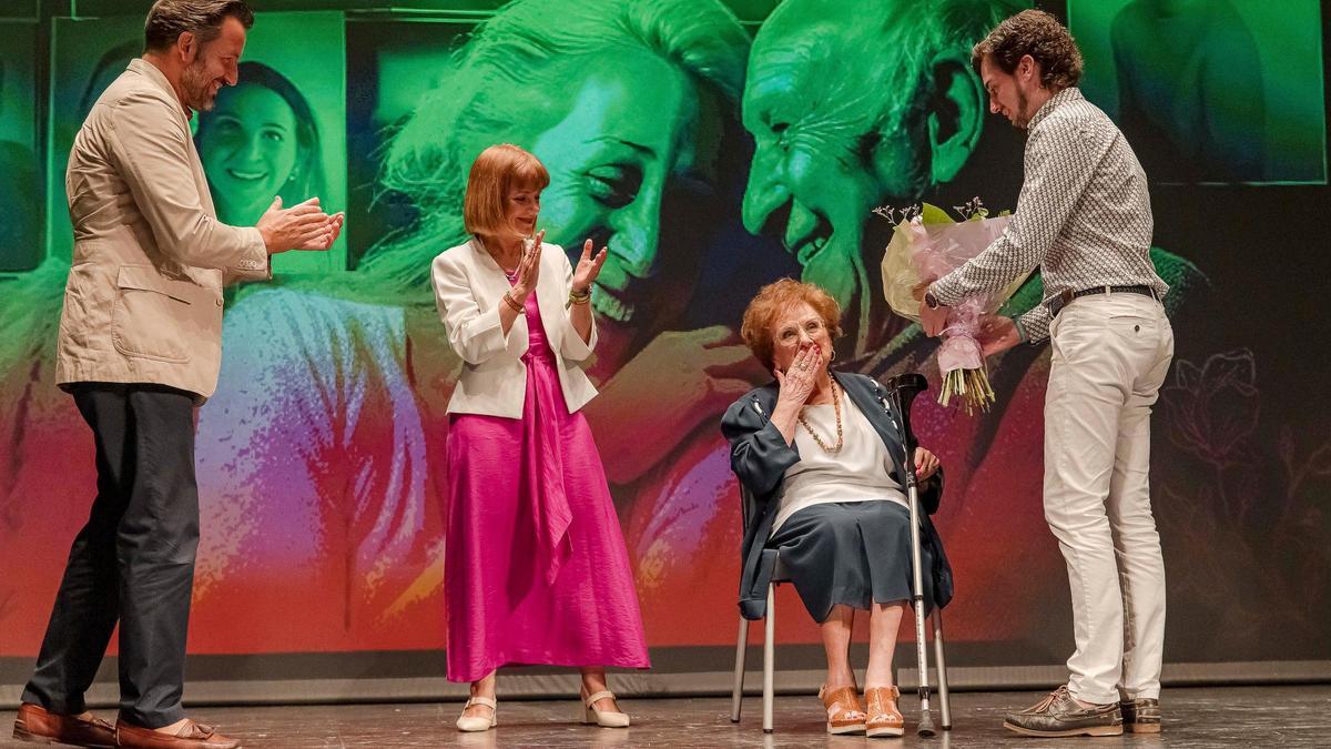 Elche homenajea por segunda vez a los mayores de 90