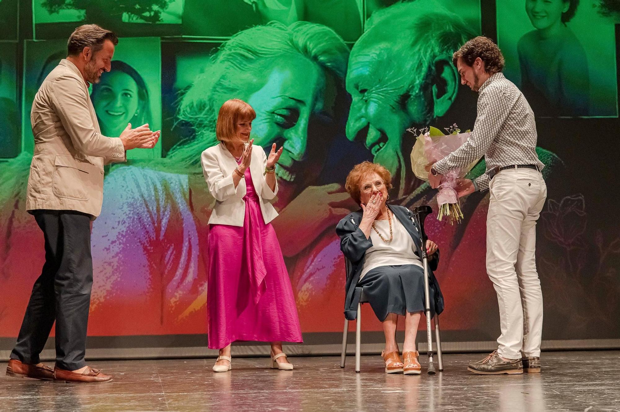 Elche homenajea por segunda vez a los mayores de 90
