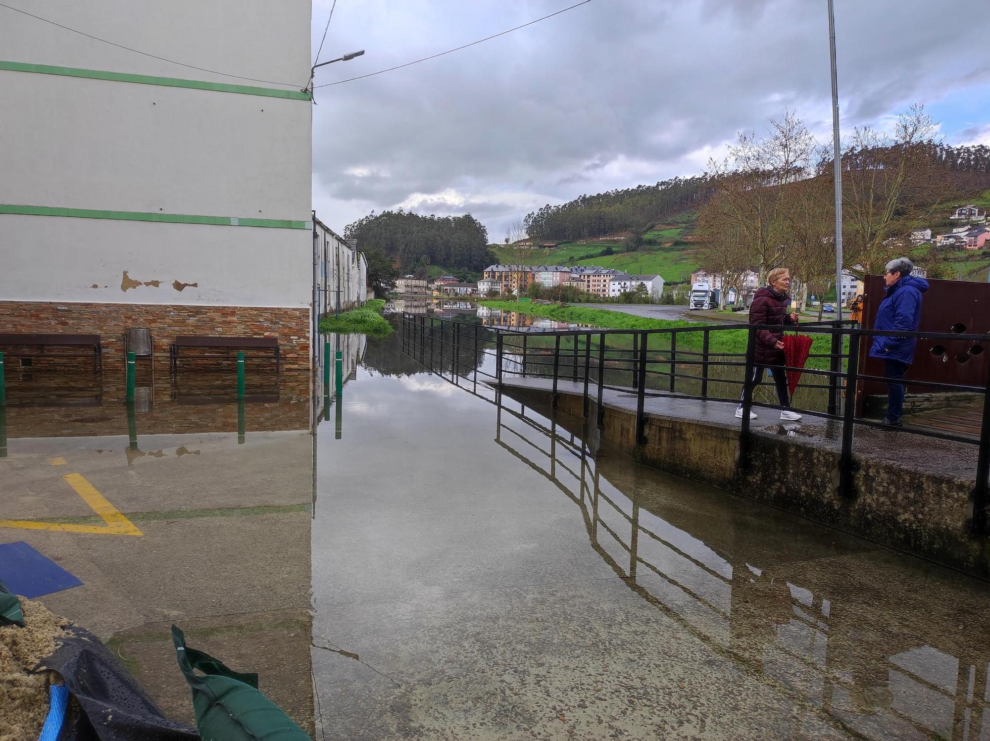 En imágenes: Así se protege Vegadeo frente a las mareas vivas de estos días