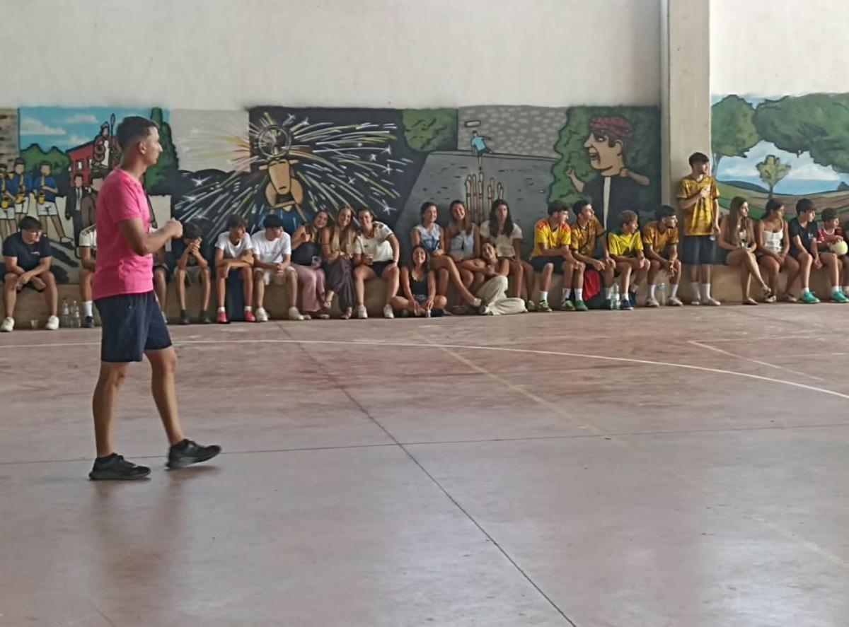 Emoción y nervios por parte del público para descubrir el equipo ganador. | SERVICIO ESPECIAL