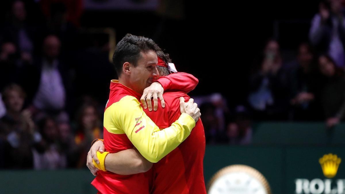 Roberto Bautista celebra con Rafa Nadal la Copa Davis ganada en 2019