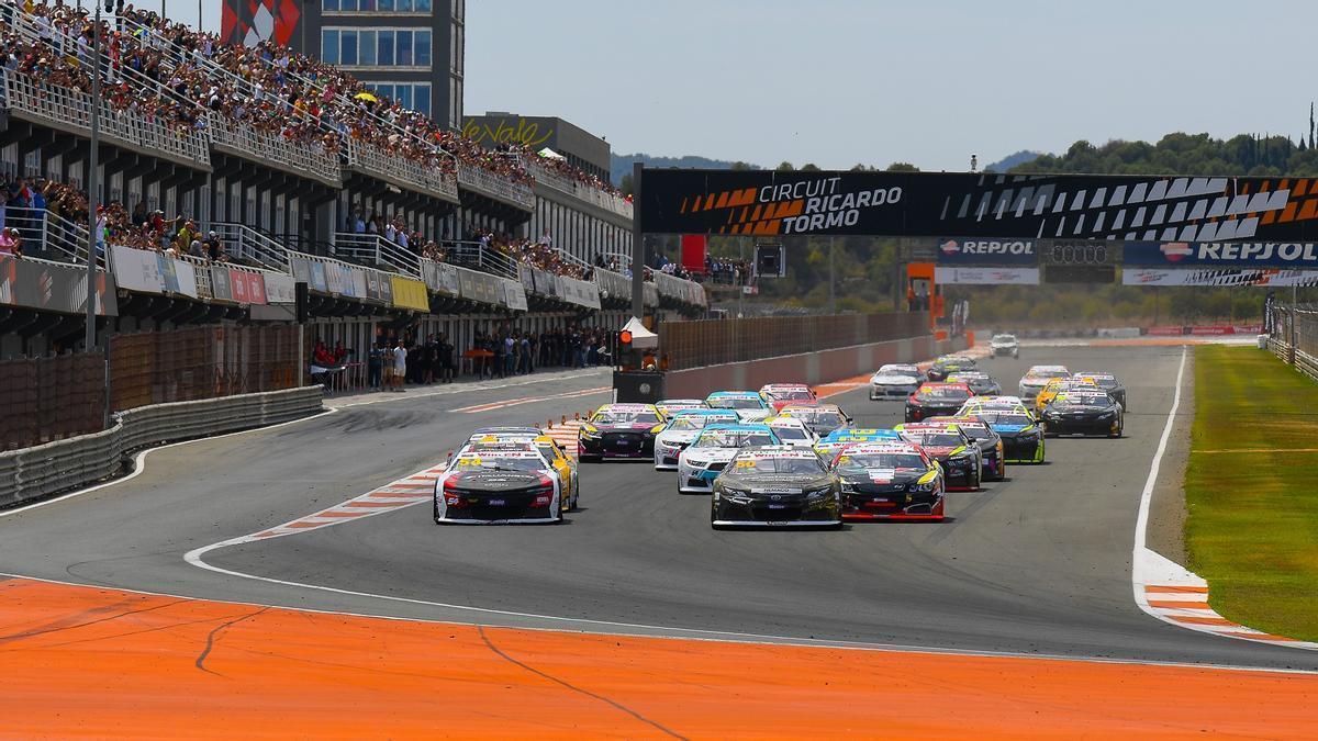 Salida de una carrera del Valencia NASCAR Fest en el Circuit Ricardo Tormo