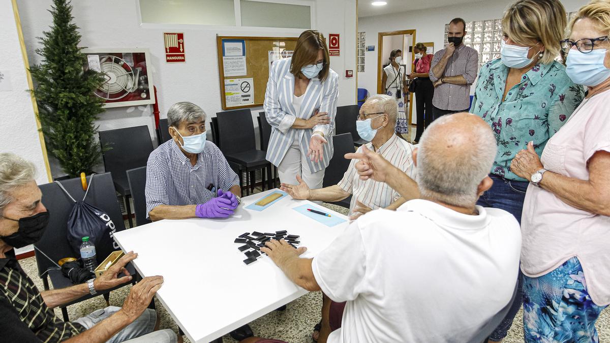 La consejera Isabel Franco y la alcaldesa Noelia Arroyo visitan un centro social de mayores