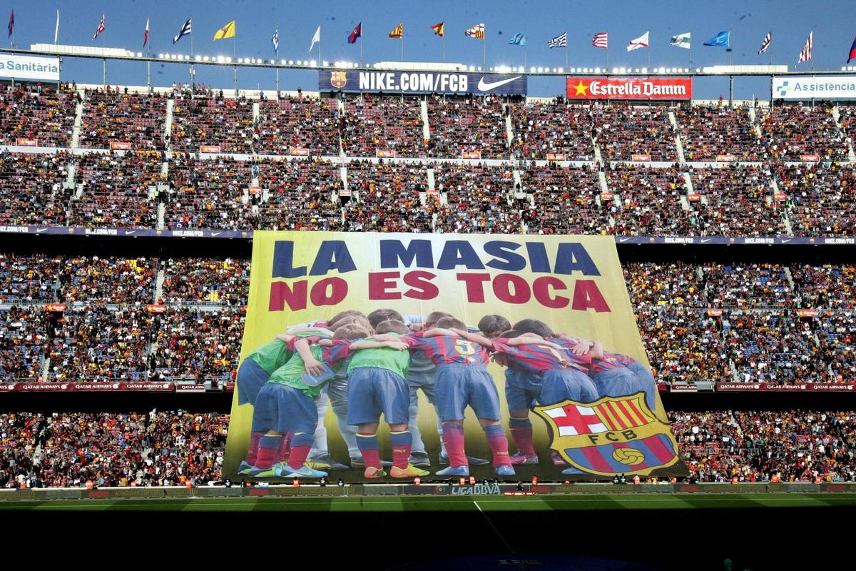 Pancarta exhibida en 2014 en el Camp Nou en protesta contra la sanción de un año sin fichar impuesta por la UEFA