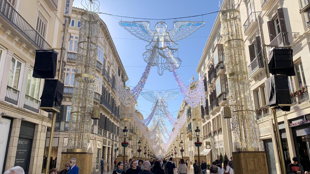 Las luces de la calle Larios ya están preparadas para su encendido.