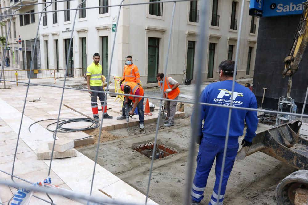 sectores como el de la construcción retomaban la actividad después de la Semana Santa en una jornada que comenzaba con el reparto de mascarillas en distintos puntos de Málaga capital.