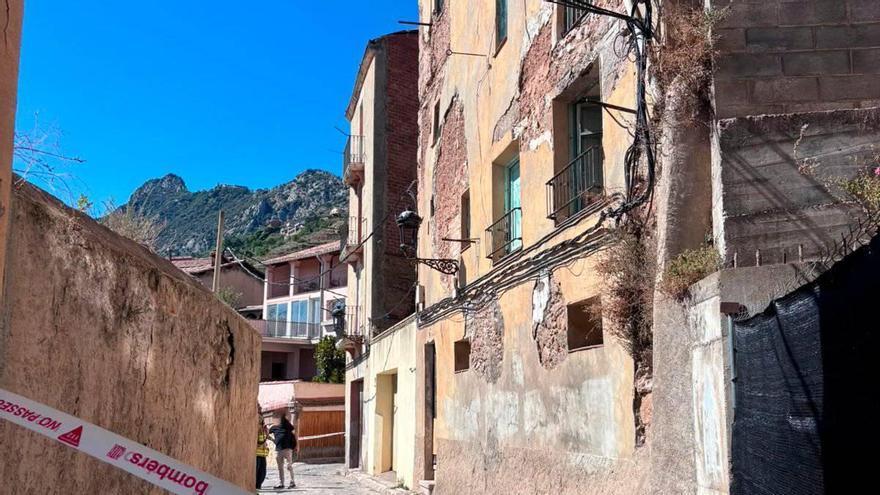 Es desprèn part de l'arrebossat d'una casa al carrer Harmonia de Berga