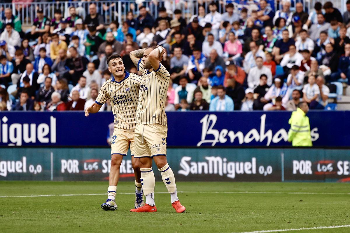 Jesé se lamenta de un gol fallado y Ale García le anima