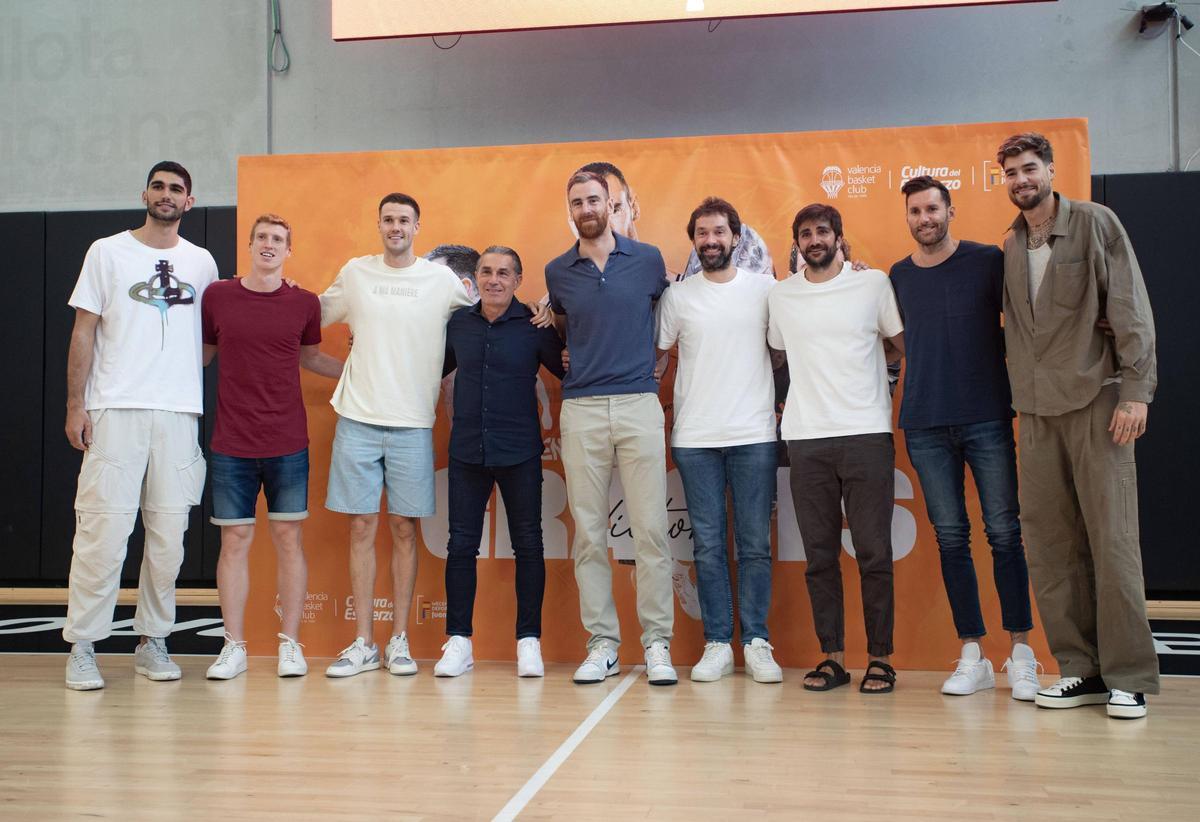 Un grupo de jugadores de la selección española estuvo presente en la despedida de Víctor Claver