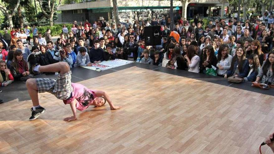 Una exhibición de baile en La Marina, con multitud de espectadores.