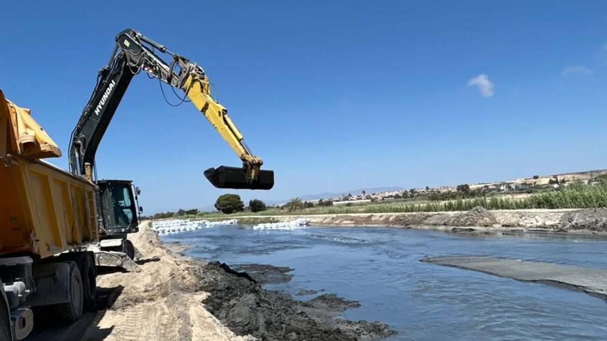 Trabajos de dragado en la desembocadura del cauce viejo del Segura