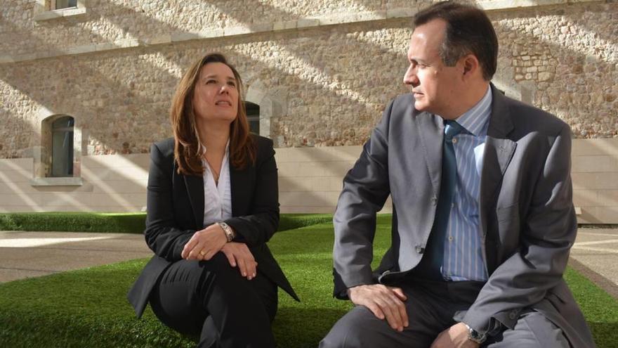 La nueva doctora por la Politécnica Olga Rodríguez, junto al tutor de su tesis, Ángel Rafael Martínez.