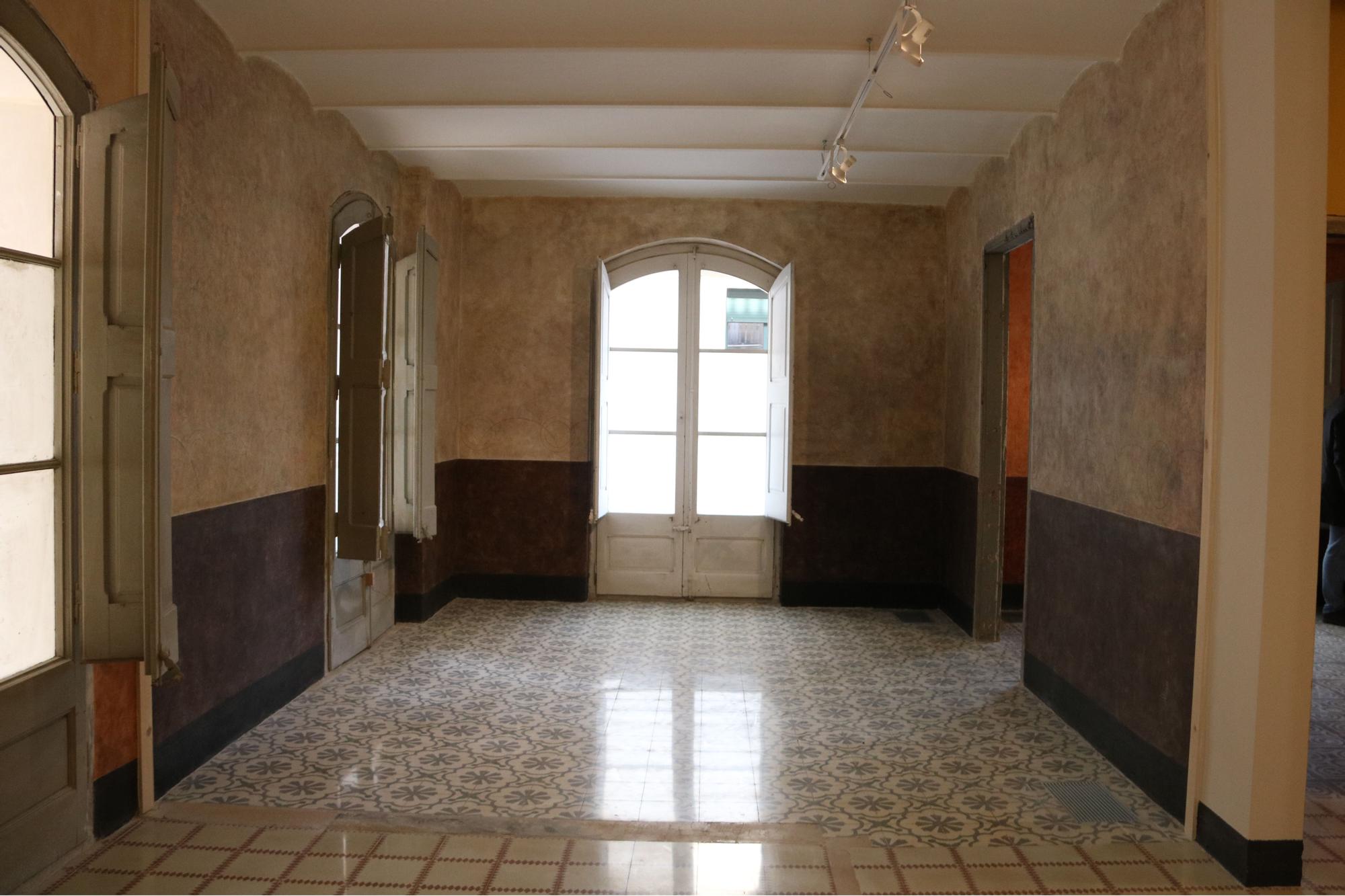 La sala principal del pis on va nèixer Dalí.