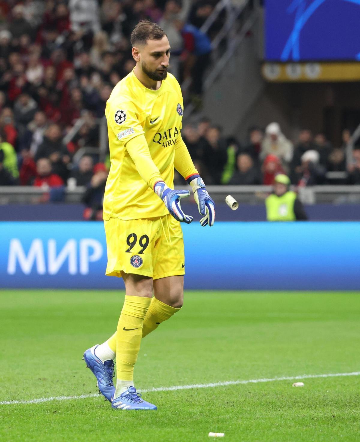 ¡Lluvia de insultos y billetes! Así han recibido en Milán a Donnarumma ¡Lluvia de insultos y billetes! Así han recibido en Milán a Donnarumma