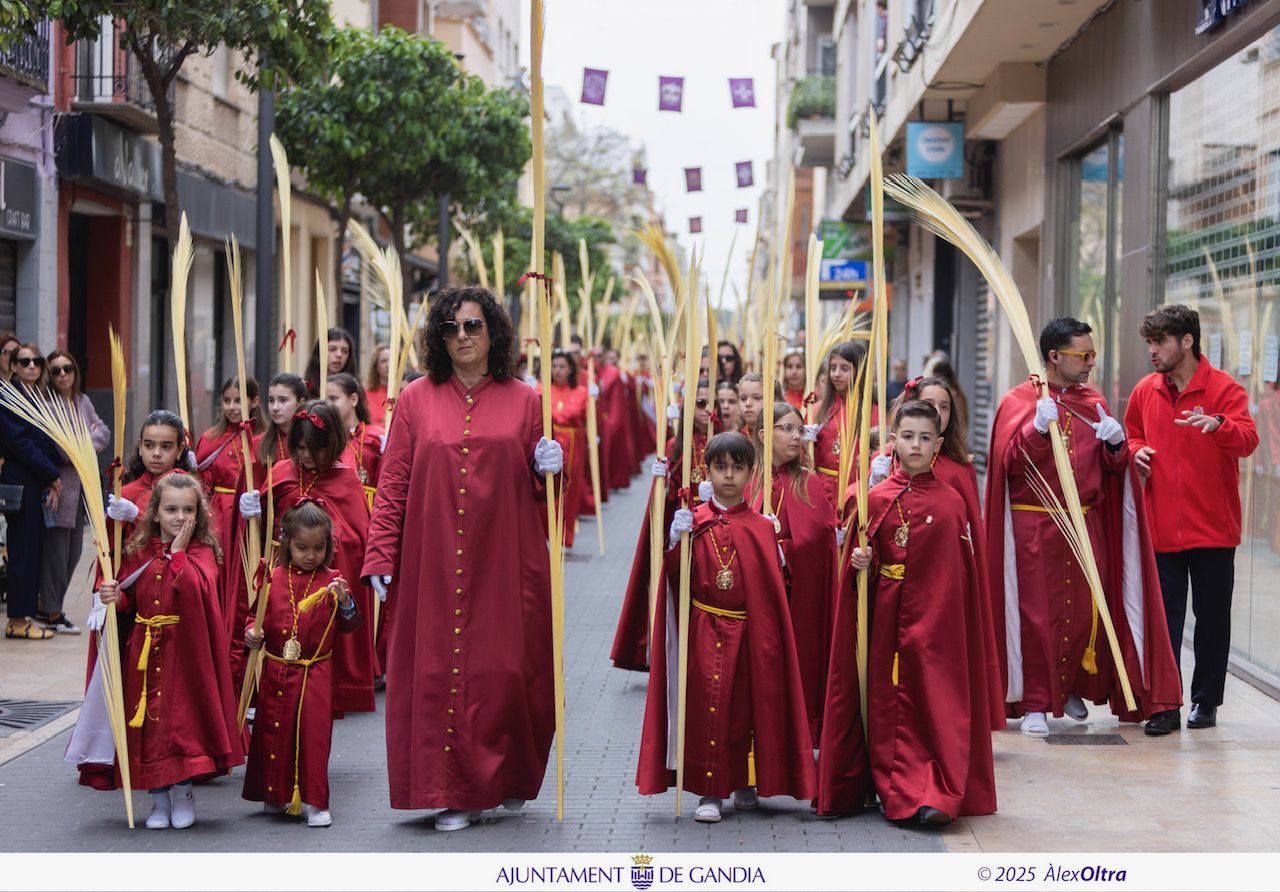Espectacular y multitudinaria procesión del Domingo de Ramos en Gandia