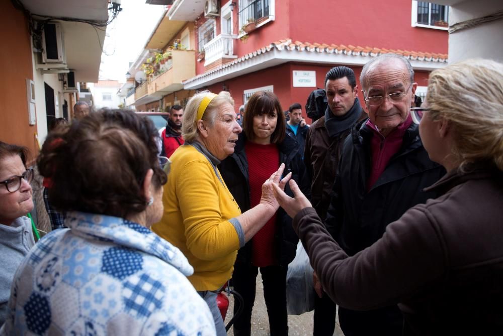 El alcalde de Málaga con vecinas de la barriada ...