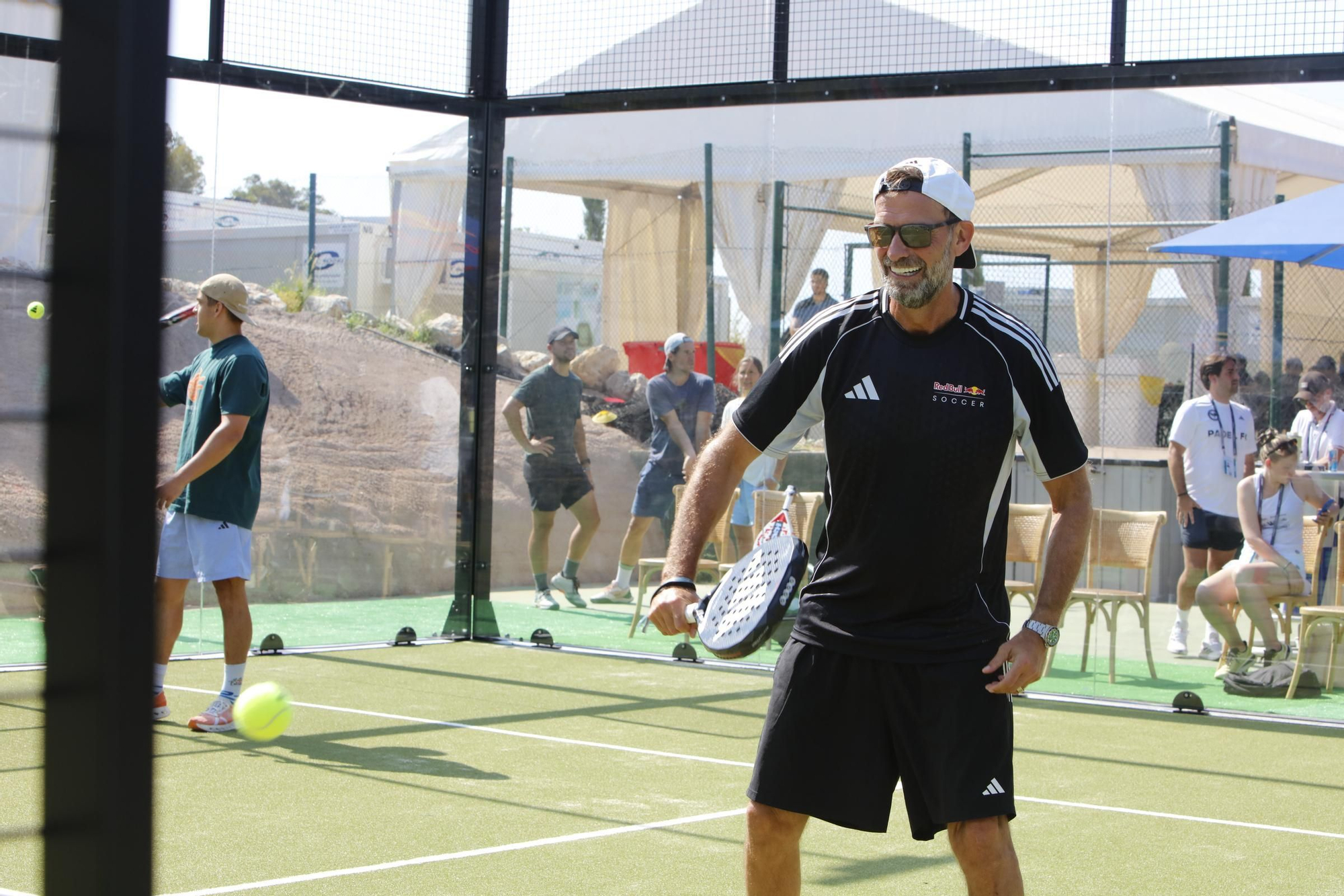 Johannes B. Kerner, Jürgen Klopp und Jens Lehmann duellieren sich auf dem Padel-Platz in Santa Ponça