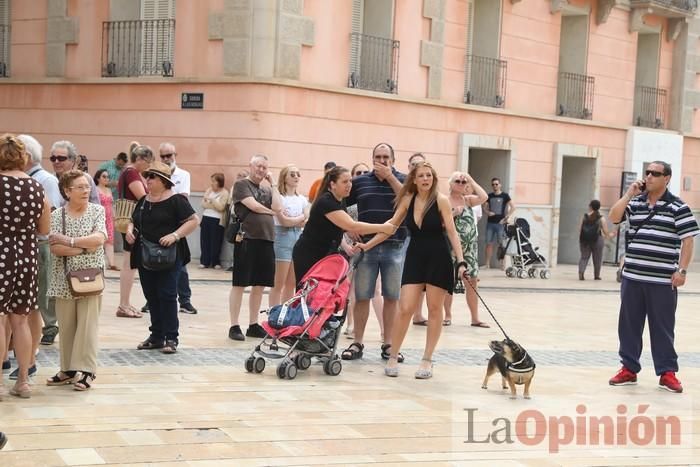 Cientos de personas protestan frente al Ayuntamiento de Cartagena por el pacto entre PP, PSOE y Cs