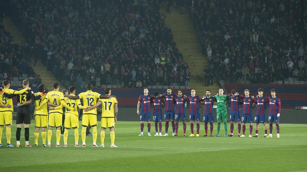 Minuto de silencio en memória de Franz Beckenbauer antes de iniciarse el partido de liga entre el FC Barcelona y el Villarreal.