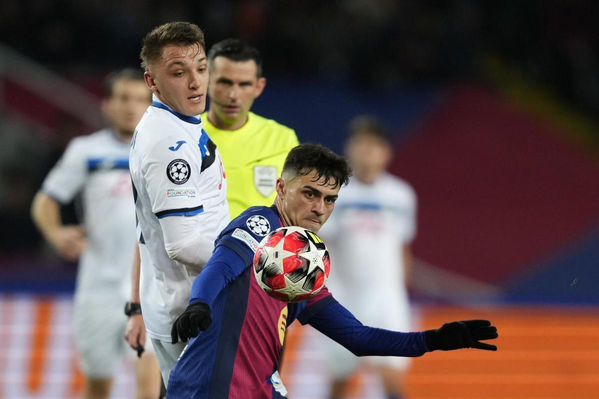 Pedri protege el balón de Mateo Retegui en el Barça-Atalanta.