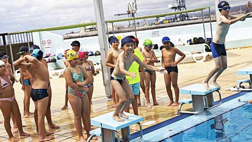 El objetivo del campamento es la iniciación a la natación.