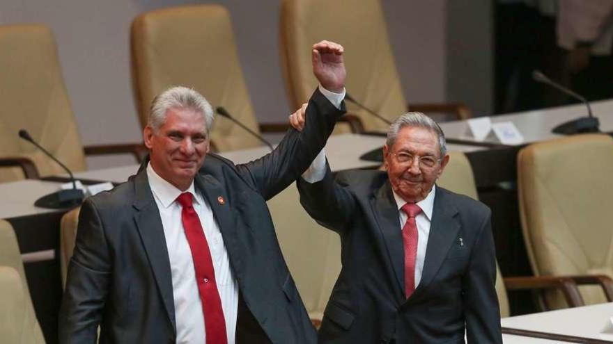 Raúl Castro levanta el brazo de Díaz-Canel tras su nombramiento como nuevo presidente de Cuba. // Efe