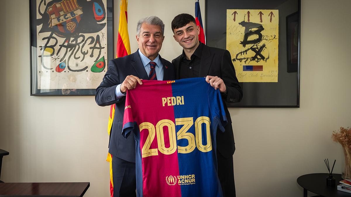 Pedri junto a Joan Laporta tras firmar su renovación
