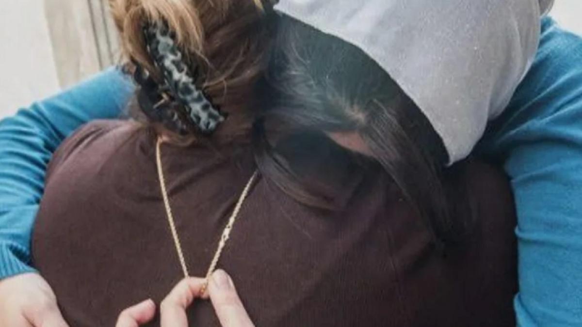 Una simulación de un hurto por el método del abrazo, difundida por la Policía Local de Enguera.