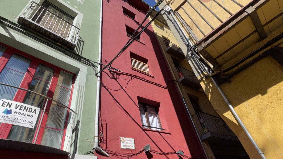 Una façana acabada de pintar al centre històric de Ripoll