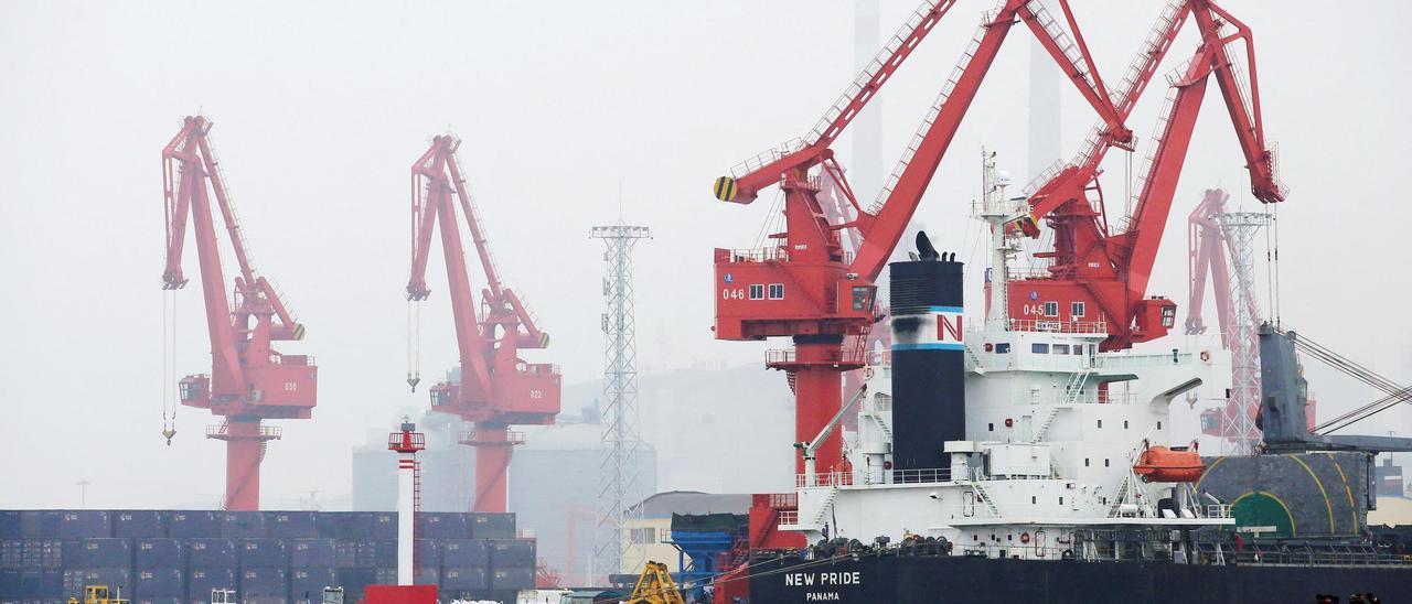 Operaciones en el puerto chino de Qingdao.