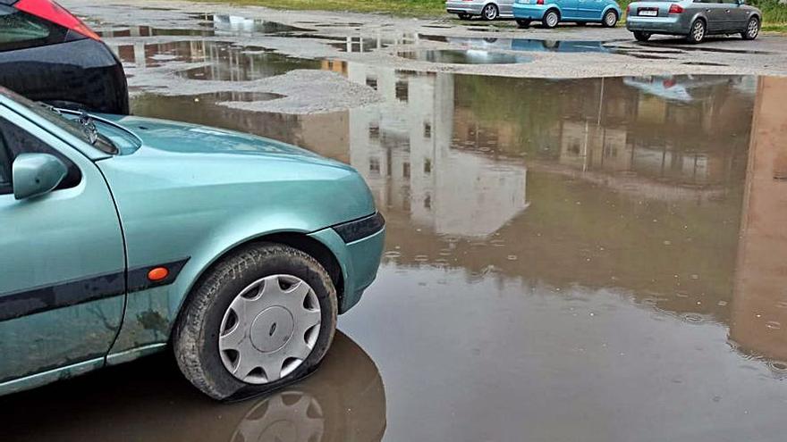 La lluvia encharca el parking de Les Xandes