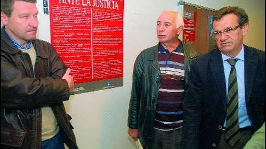 Juan Carlos Aladro, a la derecha, se cruza en las instalaciones de la Fiscalía con Mario Lago y José Manuel Dopazo antes de tomarles declaración. / Rafa Vázquez