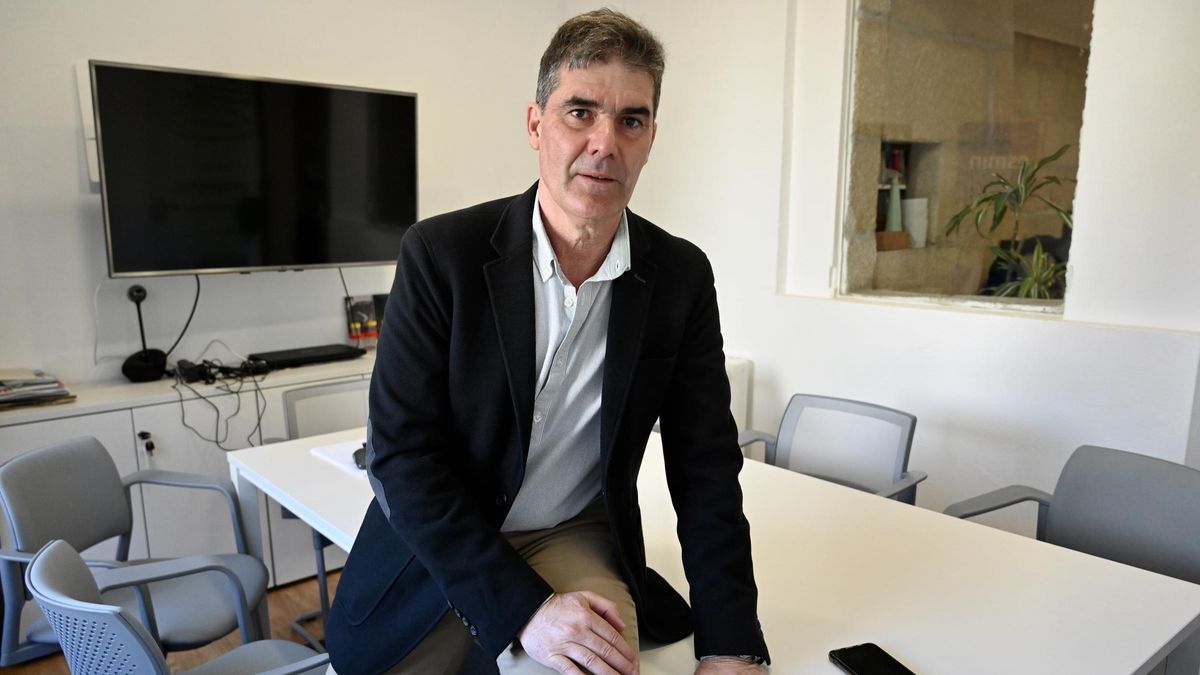 José Luís Corbacho, director de la Mina Doade, en una oficina en Pontevedra