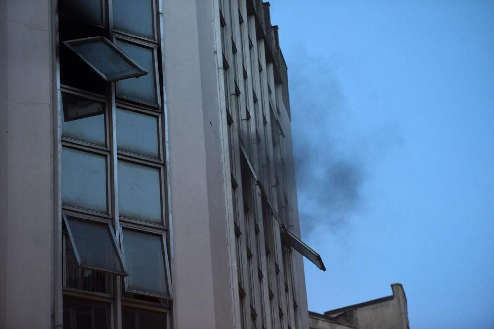 Los Bomberos tuvieron que actuar a última hora de la tarde en el Hospital de Pontevedra, donde un paciente había plantado fuego a los colchones de tres habitaciones.