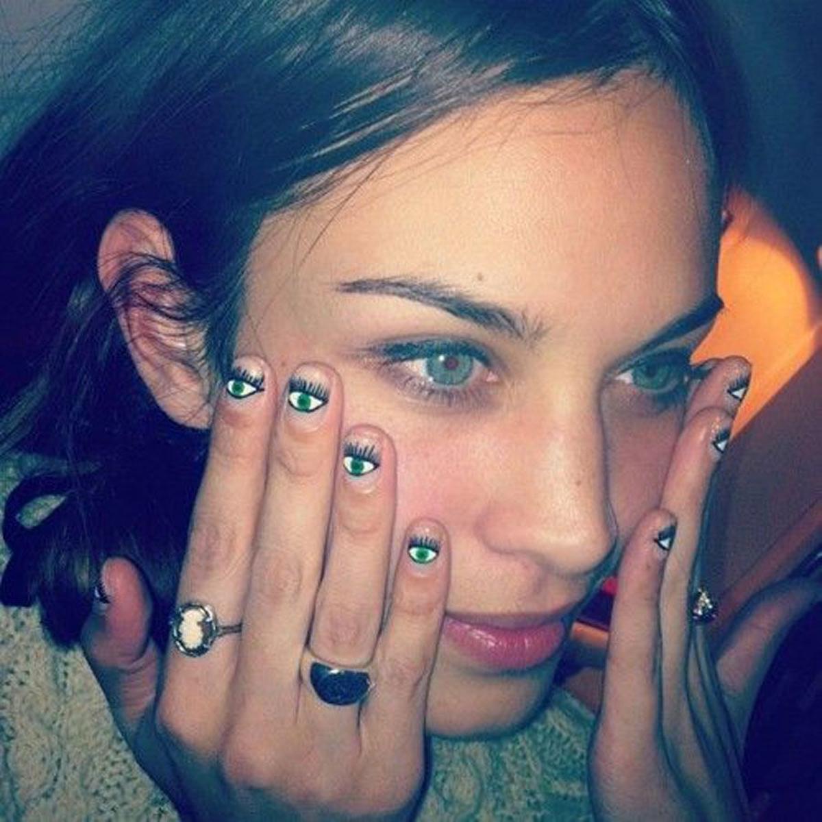 Alexa Chung con manicura de ojitos
