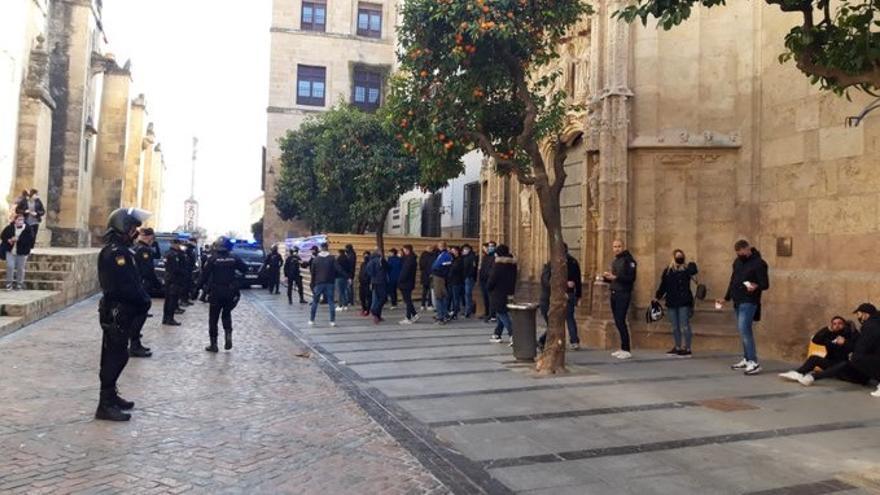 Efectivos policiales vigilan a los ultras del Xerez DFC en la zona de la Mezquita Catedral.